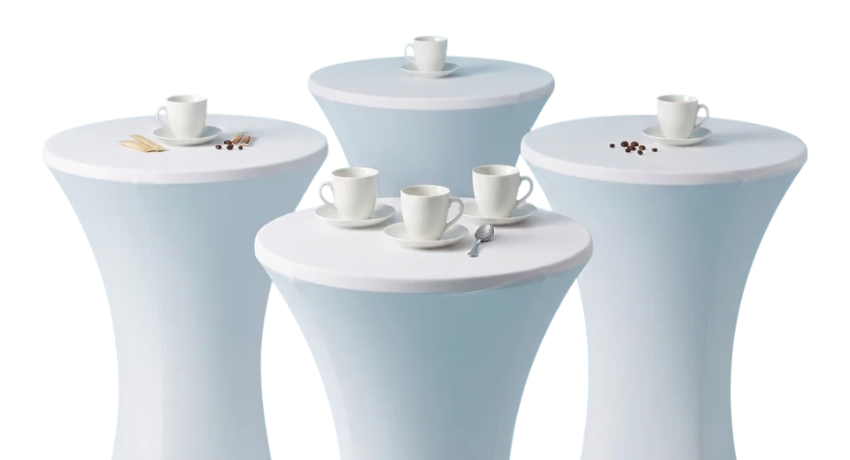 Weiss eingedeckte Stehtische mit Kaffeetassen im Foyer beim Empfang der Tagungsgäste