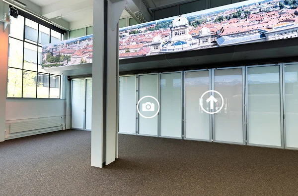 Veranstaltungsraum mit hoher LED-Wand, Glasflächen und flexibler Raumaufteilung im Eventforum Bern.