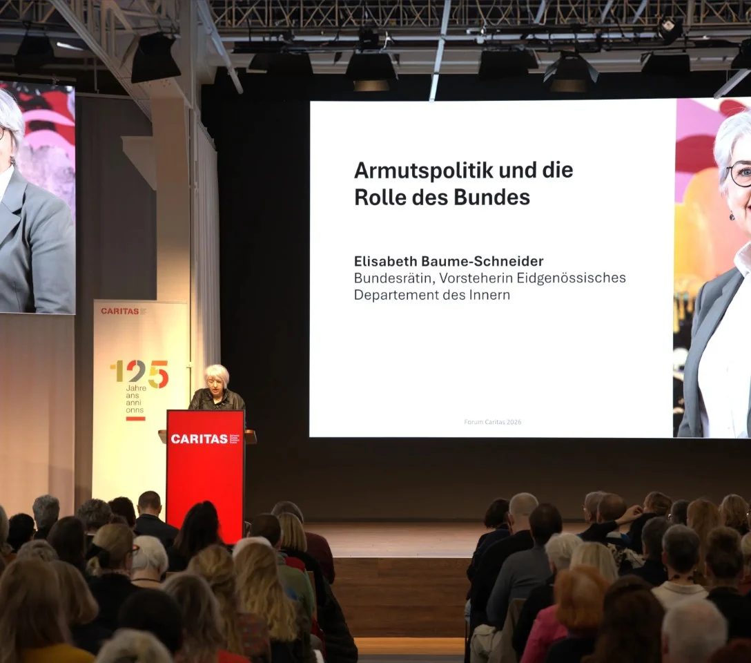 Referat am Rednerpult vor vollbesetztem Plenarsaal an einer Verbandstagung