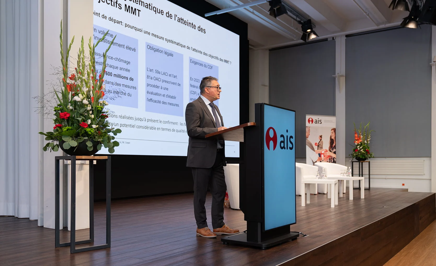 Vortrag am Rednerpult vor Präsentationsfläche im Eventforum Bern.