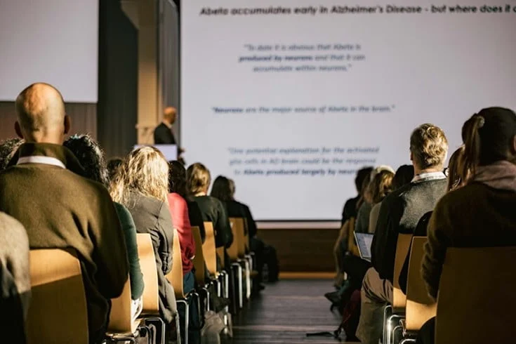 Vortrag vor Publikum in einem Konferenzsaal im Eventforum Bern.
