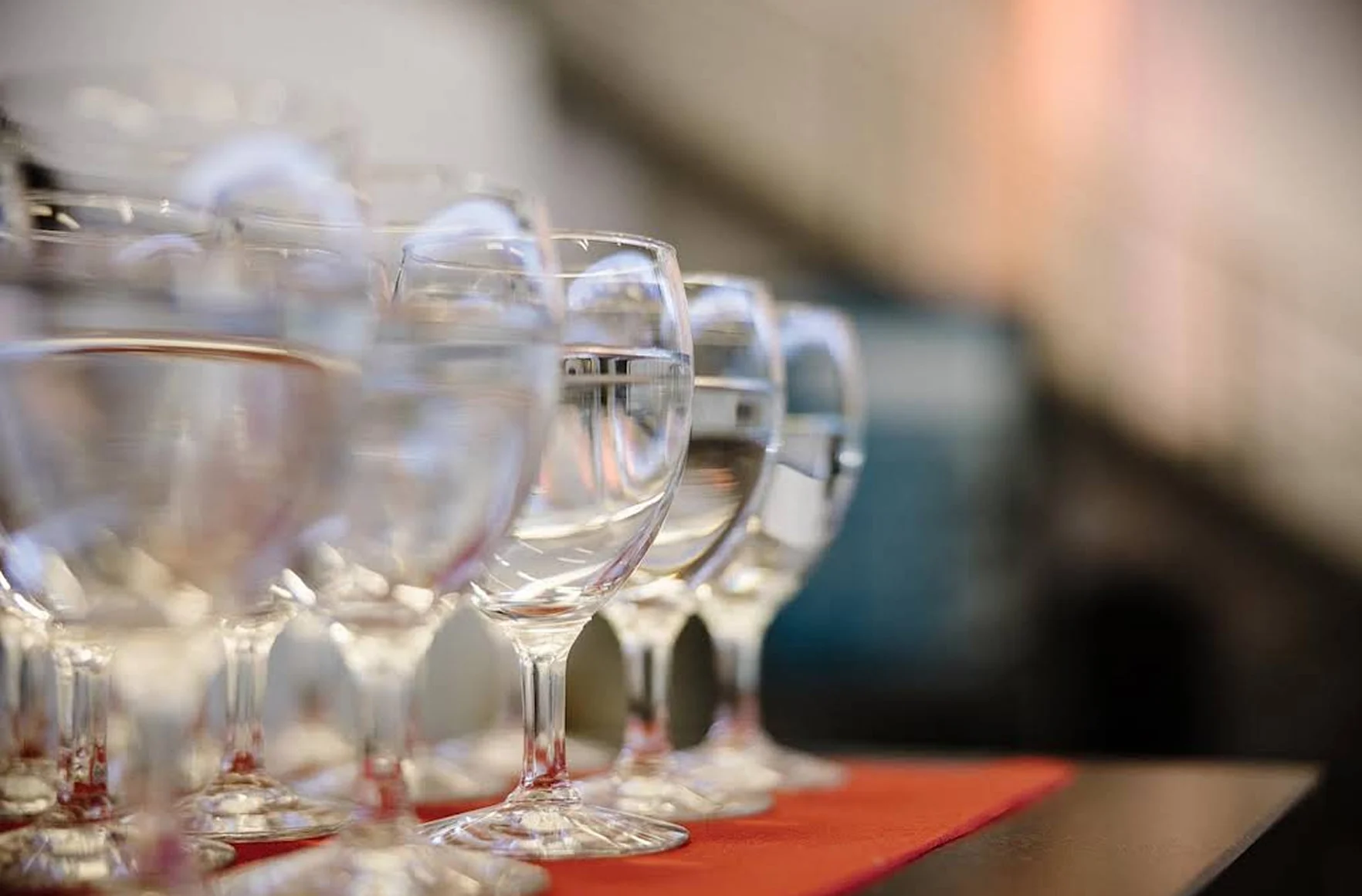 Aufgereihte Wassergläser für Catering und Pausenverpflegung im Eventforum Bern.