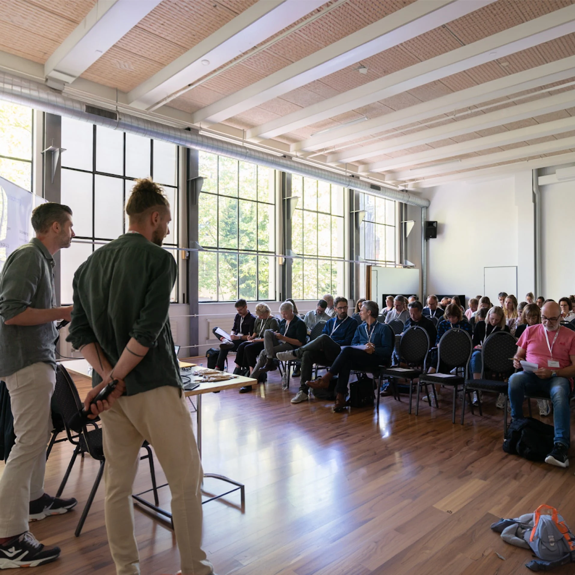 Workshop mit Moderation und Publikum in einem hellen Veranstaltungsraum im Eventforum Bern.
