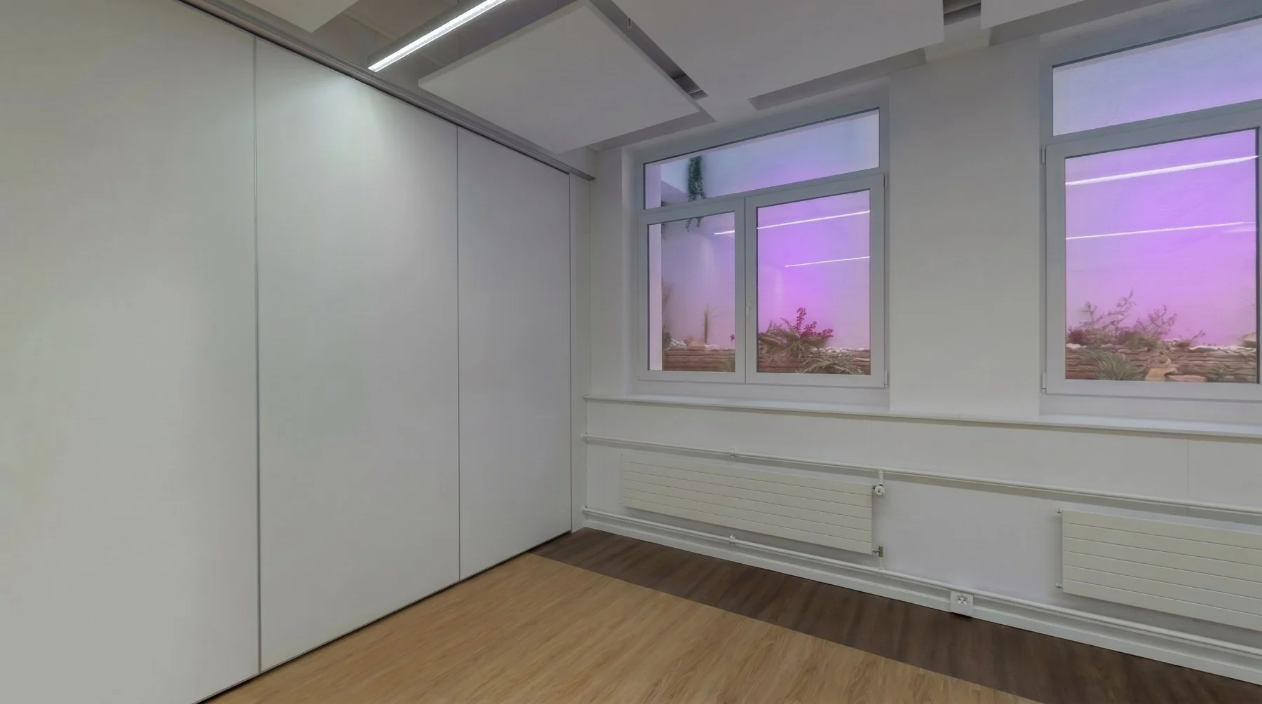Leerer Workshopraum in Bern mit Lichtschächten und indirektem Tageslicht