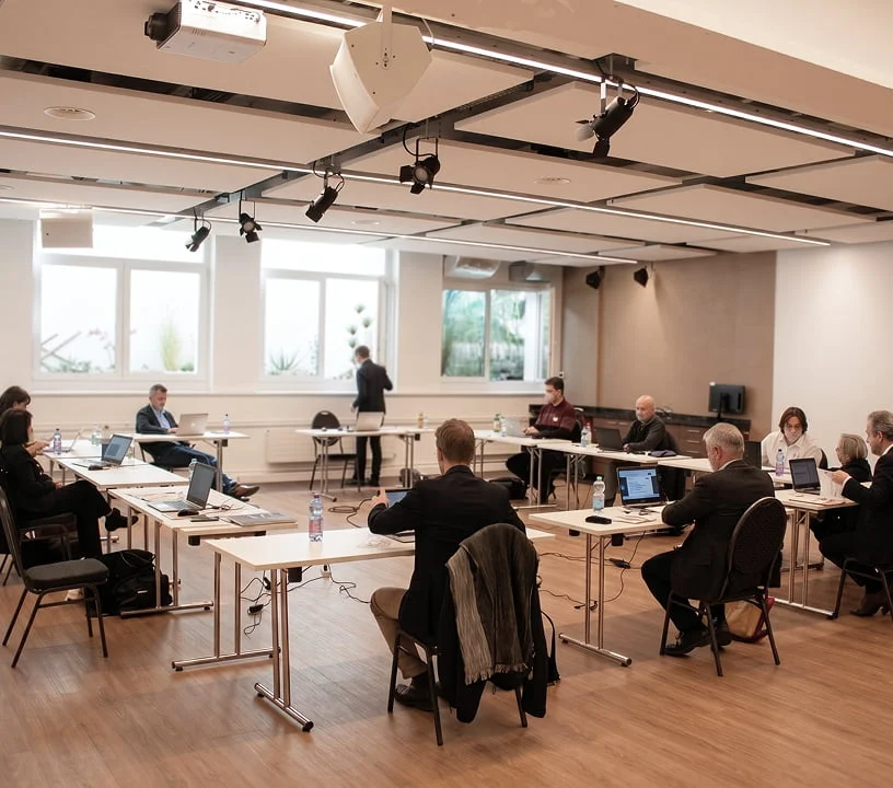 Workshopraum in Bern mit Seminarbestuhlung und arbeitenden Teilnehmenden im Eventforum Bern.