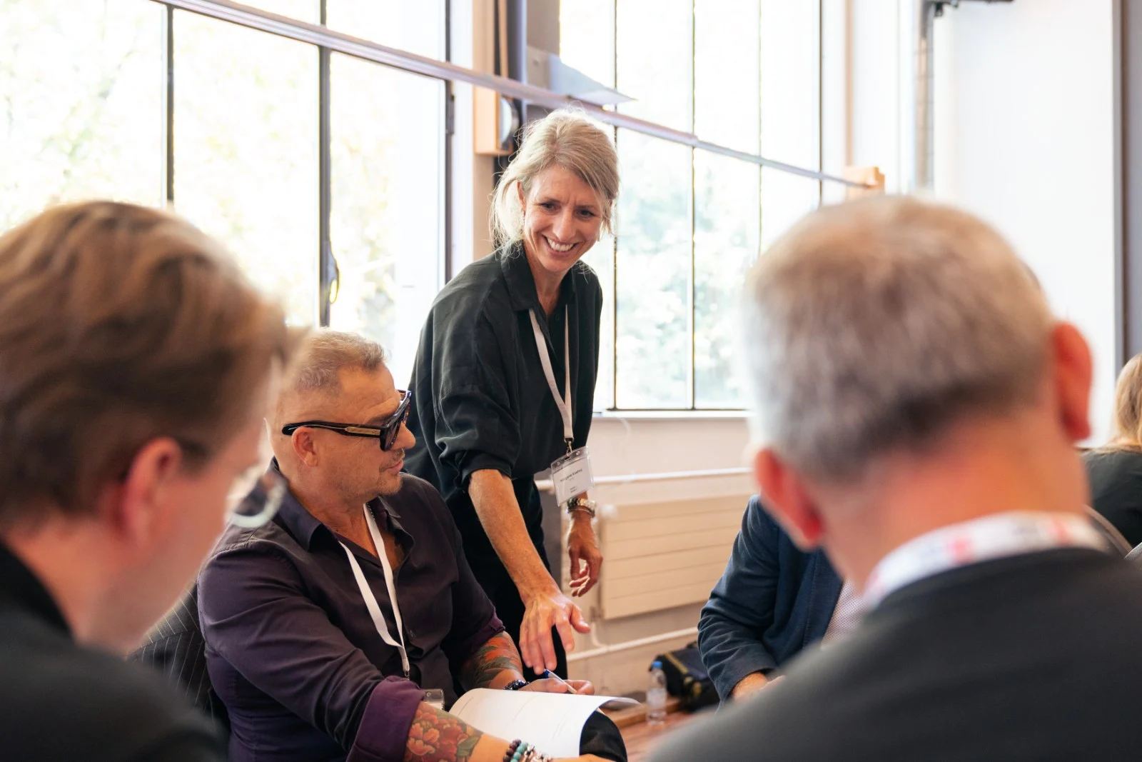 Gruppenarbeit am Tisch im tageslichthellen Workshopraum des Eventforum Bern